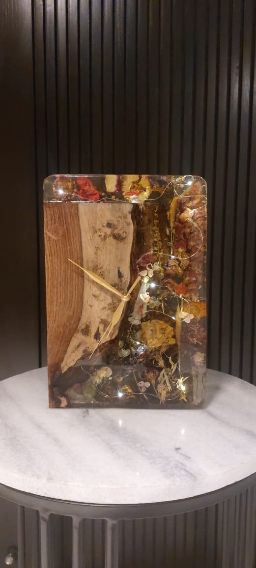 Wooden log and resin with fresh dried flowers gives you fresh look and decorate your home and full fill you desire with clock piece